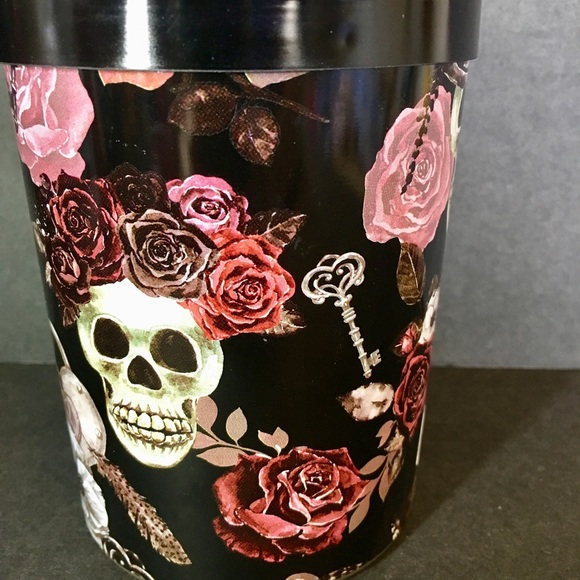 Halloween 2 Wick Candle Skull Roses Keys Locket - Picture 3 of 7